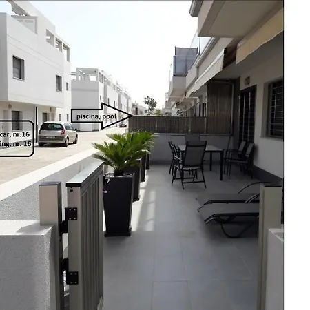 Modern Ground Floor Flat Within Walking Distance To The Sea. Apartment