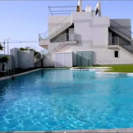 Modern Ground Floor Flat Within Walking Distance To The Sea. Apartment