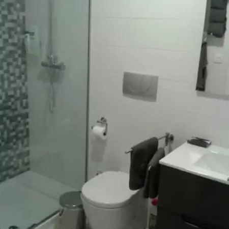 Modern Ground Floor Flat Within Walking Distance To The Sea. Apartment