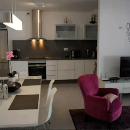 Apartment Modern Ground Floor Flat Within Walking Distance To The Sea.