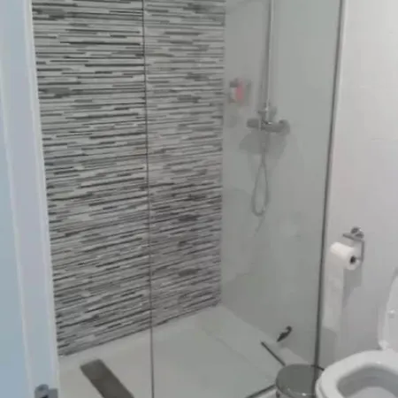 Modern Ground Floor Flat Within Walking Distance To The Sea. *