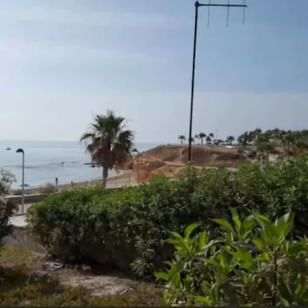 Modern Ground Floor Flat Within Walking Distance To The Sea. Apartment