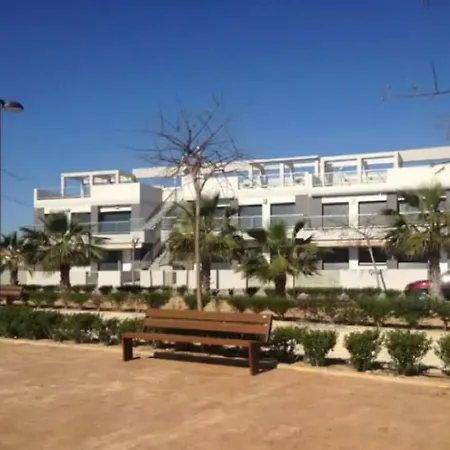Modern Ground Floor Flat Within Walking Distance To The Sea.