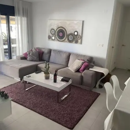 Apartment Modern Ground Floor Flat Within Walking Distance To The Sea.